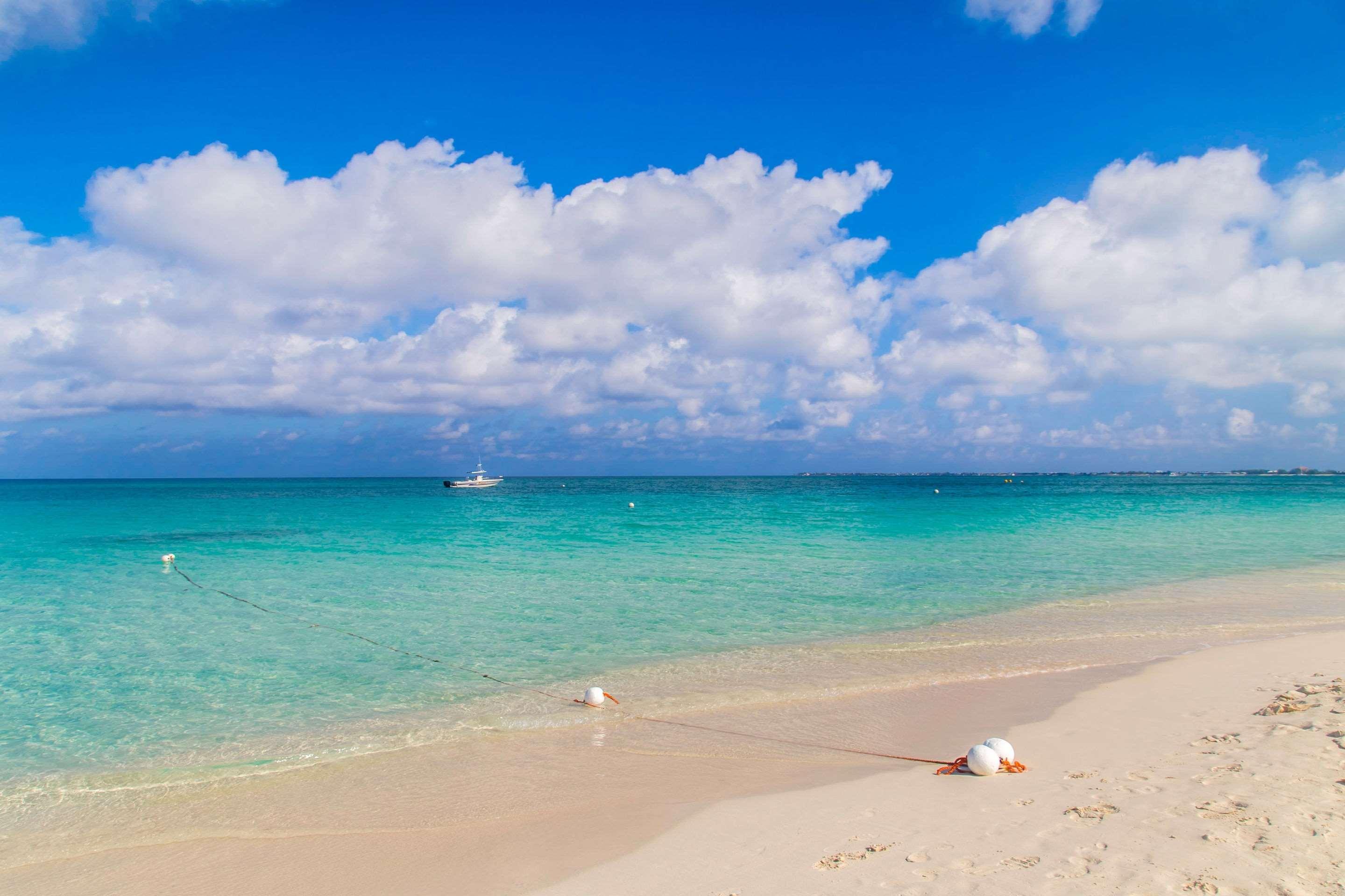 Hampton By Hilton Grand Cayman Seven Mile Beach جورج تاون المظهر الخارجي الصورة